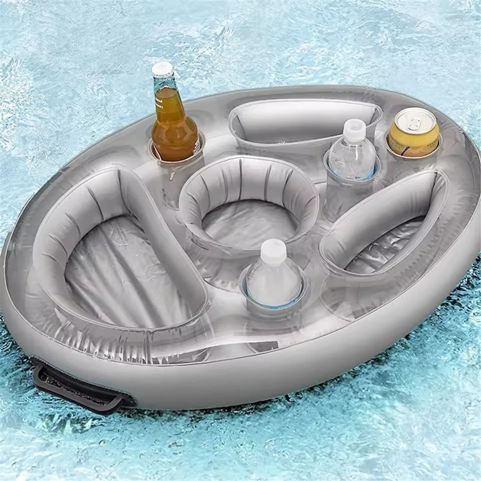 El bar flotante inflable que necesitas en la piscina este verano