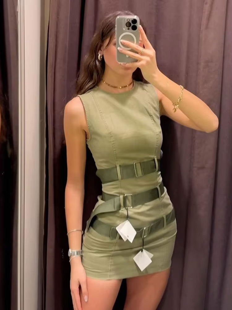 Vestido cargo vintage verde militar por €20 — ¿vale la pena?