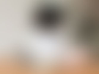 mulher usando o computador ao mesmo tempo olha para o celular com um tablet ao lado, multitarefa