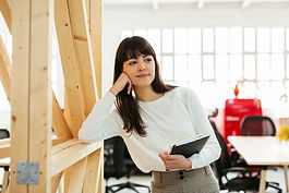 주제 23: 정체성의 혼란: 나는 '크리스천'인가, '크리스천인 사업가'인가?

Topic 23: Identity Crisis: Am I a 'Christian', or a 'Christian Businessman'?
"내가 그리스도와 함께 십자가에 못 박혔나니 그런즉 이제는 내가 사는 것이 아니요 오직 내 안에 그리스도께서 사시는 것이라 이제 내가 육체 가운데 사는 것은 나를 사랑하사 나를 위하여 자기 자신을 버리신 하나님의 아들을 믿는 믿음 안에서 사는 것이라" (갈라디아서 2:20)

서론: 내 안에 사는 두 사람, '목사님'과 '사장님'
한 크리스천 사업가의 내면에는 종종 두 명의 다른 사람이 살고 있습니다. 한 사람은 '주일의 크리스천'입니다. 그는 교회에서 겸손과 섬김, 사랑과 용서를 배우고, 영원한 가치를 추구해야 한다고 다짐합니다. 다른 한 사람은 '월요일의 사업가'입니다. 그는 일터에서 이익과 효율, 경쟁과 성과를 최고의 가치로 여기며, 때로는 이기적인 결정을 내려야 하고 냉철한 승부사로 살아가야 한다고 배웁니다. 이 두 사람은 너무나 다른 가치관과 언어를 사용하기에, 한 사람의 마음속에서 끊임없이 충돌하고 싸웁니다. "나는 도대체 누구인가? 나는 '선한 크리스천'인가, 아니면 '유능한 사업가'인가?"

이것이 바로 '정체성의 혼란'입니다. 우리는 이 두 가지 역할 사이에서 위태로운 줄타기를 하며, "교회에서는 크리스천답게, 회사에서는 사업가답게" 행동하는 '분리된 삶'에 익숙해져 갑니다. 그러나 이러한 분열된 정체성은 우리를 위선과 죄책감, 그리고 영적 탈진으로 이끄는 가장 위험한 내면의 병입니다. 또한, 세상은 우리의 이러한 이중적인 모습을 보며 기독교 신앙의 능력과 진정성에 대해 깊은 불신을 갖게 됩니다.

이 글은 이처럼 우리의 삶을 조각내고 우리의 영향력을 무력하게 만드는 '정체성의 혼란'이라는 문제의 핵심을 파헤치고자 합니다. 육하원칙(六何原則, 5W1H)의 틀을 통해, 우리는 왜 '크리스천 사업가'라는 정체성이 위험하며, 어떻게 '사업가로 살아가는 크리스천'이라는 통합된 정체성을 회복할 수 있는지를 탐구할 것입니다. 사도 바울의 위대한 고백처럼, '나'라는 사업가가 사는 것이 아니라 '내 안에 그리스도'께서 사업을 통해 사시게 하는 것이 무엇을 의미하는지, 그 구체적인 원리와 방향을 제시할 것입니다. 이 여정은 분열된 자아를 십자가에 못 박고, 그리스도 안에서 온전하고 일관된 하나의 인격으로 거듭나는 시간이 될 것입니다.

1. Who (누가) 이 정체성의 혼란을 겪는가?
이 내면의 전쟁은 비단 소수의 신앙 깊은 리더들만의 고민이 아닙니다. 이 시대를 살아가는 거의 모든 크리스천 직장인과 사업가들이 정도의 차이만 있을 뿐, 보편적으로 겪고 있는 실존적인 문제입니다.

첫째, 치열한 경쟁 환경에 노출된 전문가들이 이 갈등을 가장 첨예하게 느낍니다. 금융, 법률, 광고, 영업 등 성과 압박이 심하고 승자독식의 논리가 지배하는 분야에서 일하는 크리스천들은, 주일 강단에서 들었던 '사랑'과 '양보'의 윤리가 비즈니스 현장에서는 생존을 위협하는 어리석음처럼 느껴질 때가 많습니다. 이들은 살아남기 위해 '늑대'처럼 행동해야 한다는 압박과, '양'처럼 살아야 한다는 신앙적 양심 사이에서 매일같이 고통스러운 줄다리기를 합니다.

둘째, 자신의 일이 영적인 의미와 거리가 멀다고 느끼는 사람들 역시 정체성의 혼란을 겪습니다. 목사, 선교사, NGO 활동가처럼 직접적으로 사람을 돕고 복음을 전하는 일을 하는 사람들은 자신의 일과 신앙을 비교적 쉽게 연결할 수 있습니다. 그러나 제조업 공장에서 부품을 만들거나, 사무실에서 회계 장부를 정리하는 등, 자신의 일이 '하나님 나라'와 어떤 관련이 있는지 설명하기 어려운 평범한 직장인들은, 자신의 직업적 정체성과 신앙적 정체성을 별개의 것으로 여기기 쉽습니다. 이들에게 일은 '신성한 소명'이 아니라, '거룩한 주일'을 살기 위해 어쩔 수 없이 감당해야 하는 '세속적인 의무'가 되어버립니다.

셋째, 성공 가도를 달리는 리더들에게 이 혼란은 더욱 교묘한 형태로 찾아옵니다. 사업이 성공하고 사회적 지위가 높아질수록, 사람들은 그를 '유능한 사업가'로 먼저 인식하고 기대합니다. 그 자신도 점차 '크리스천'으로서의 정체성보다, '성공한 CEO'라는 정체성에서 더 큰 만족과 안정감을 느끼게 됩니다. 결국, 신앙은 그의 성공적인 이미지를 꾸며주는 여러 액세서리 중 하나로 전락하고, 중요한 의사결정의 순간에는 비즈니스적 논리가 신앙적 원리를 압도하게 됩니다.

결론적으로, 이 정체성의 혼란은 우리의 일터가 얼마나 세속적인가, 혹은 우리의 일이 얼마나 거룩해 보이는가와 상관없이 발생합니다. 이는 우리의 삶의 '주인'이 누구인지를 매 순간 다시 결정해야 하는 모든 크리스천의 피할 수 없는 영적 싸움입니다.

2. What (무엇이) '분열된 정체성'과 '통합된 정체성'의 핵심 차이인가?
정체성의 혼란을 극복하기 위해서는, 우리가 무의식적으로 살아가고 있는 '분열된 정체성'의 실체를 깨닫고, 성경이 말하는 '통합된 정체성'이 무엇인지 명확하게 이해해야 합니다.

위험한 삶: 분열된 정체성 (A Divided Identity)

이는 두 개의 다른 운영체제(Operating System)를 가진 컴퓨터와 같습니다. 상황에 따라 다른 운영체제로 부팅하며, 두 시스템은 서로 호환되지 않고 충돌합니다.

정의: 나는 "크리스천인 사업가(a businessman who is a Christian)" 이다. 여기서 핵심 단어(명사)는 '사업가'이고, '크리스천'은 그 사업가를 수식하는 여러 형용사(착한, 성실한, 크리스천인 등) 중 하나에 불과합니다.

가치 판단의 기준: 월요일부터 금요일까지는 '비즈니스의 논리(이익, 효율, 경쟁)' 가 우선적인 판단 기준이 됩니다. 주일에는 '신앙의 논리(사랑, 겸손, 섬김)' 가 작동합니다. 두 기준은 분리되어 있으며, 충돌할 경우 보통 비즈니스의 논리가 이깁니다.

삶의 모습: '교회에서의 나'와 '직장에서의 나'가 다른, 위선적인 이중생활로 나타나기 쉽습니다. 내면에서는 끊임없는 죄책감과 자기 정당화의 싸움이 일어납니다.

건강한 삶: 통합된 정체성 (An Integrated Identity)

이는 하나의 강력한 운영체제 위에, 다양한 역할(사업가, 가장, 시민 등)이라는 응용 프로그램들이 일관되게 실행되는 것과 같습니다.

정의: 나는 "사업가로 살아가는 크리스천(a Christian who lives as a businessman)" 이다. 여기서 핵심 단어(명사)는 '크리스천'입니다. 나의 가장 근본적이고 변하지 않는 정체성은 '그리스도인'이며, '사업가'는 그 정체성을 이 땅에서 살아내는 구체적인 '역할(Role)'이자 '소명(Vocation)'입니다.

가치 판단의 기준: 모든 상황에서 '신앙의 논리' 가 유일하고 최종적인 판단 기준이 됩니다. 비즈니스의 논리는 신앙의 논리 아래에서 재해석되고 재정의됩니다. 즉, '어떻게 하면 사랑과 정의의 원리를 비즈니스 현장에서 가장 효과적으로 구현할 수 있을까?'를 질문합니다.

삶의 모습: 주일과 월요일의 삶이 분리되지 않고, '일관성'과 '온전함(Integrity)'을 이룹니다. 일터가 곧 예배의 처소이자 선교지가 되며, 비즈니스의 모든 활동이 신앙의 표현이 됩니다.

결국, 정체성의 전환은 "나는 누구인가?"라는 질문에 대한 대답을 바꾸는 것입니다. '사업가'라는 역할이 나의 주인이 아니라, '그리스도인'이라는 나의 본질이 모든 역할을 다스리게 할 때, 우리는 비로소 분열의 고통에서 벗어나 자유와 능력의 삶을 시작할 수 있습니다.

3. When (언제) 이 정체성의 전쟁은 가장 격렬하게 일어나는가?
내 안의 '크리스천'과 '사업가'는 평소에는 그럭저럭 휴전 상태를 유지하는 것처럼 보이다가도, 인생의 중요한 선택과 위기의 순간에 서로의 민낯을 드러내며 가장 격렬한 전쟁을 벌입니다.

첫째, '윤리적 딜레마'에 직면했을 때 두 자아는 정면으로 충돌합니다. 약간의 탈세를 통해 회사의 자금을 확보할 수 있는 기회, 경쟁사에 대한 거짓 정보를 흘려 반사이익을 얻을 수 있는 유혹, 품질 기준을 살짝 낮추어 원가를 절감할 수 있는 상황 앞에서, '사업가' 자아는 "이 정도는 비즈니스 세계에서 흔한 관행이야. 살아남으려면 어쩔 수 없어"라고 속삭입니다. 반면, '크리스천' 자아는 "그것은 명백한 죄악이며, 하나님의 이름을 욕되게 하는 일이다"라고 경고합니다. 이 순간, 우리는 둘 중 하나의 목소리를 선택해야만 합니다.

둘째, '삶의 우선순위'를 정해야 할 때 이 전쟁은 우리의 시간과 에너지를 놓고 벌어집니다. 중요한 계약을 성사시키기 위해 주일에도 일해야 하는 상황, 가족과의 약속을 깨고 야근을 해야 하는 상황, 교회의 중요한 직분을 맡아달라는 요청과 바쁜 업무 사이에서 갈등하는 상황. '사업가' 자아는 "성공을 위해서는 지금 이 시기에 모든 것을 쏟아부어야 한다"고 주장하고, '크리스천' 자아는 "안식과 가정, 그리고 공동체를 지키는 것이 더 중요하다"고 맞섭니다. 이 전쟁에서 계속 사업가 자아가 승리하게 되면, 결국 우리의 삶은 일에 중독되고 관계는 파괴되는 비극을 맞게 됩니다.

셋째, '자신의 성공과 실패를 평가할 때' 두 자아는 서로 다른 성적표를 내밉니다. '사업가' 자아는 매출액, 순이익, 시장 점유율과 같은 '숫자'로 나의 가치를 평가합니다. 반면, '크리스천' 자아는 내가 얼마나 하나님 앞에서 '신실'했는지, 이웃을 '사랑'했는지, 나의 '성품'이 얼마나 그리스도를 닮아갔는지로 나의 삶을 평가합니다. 이 두 개의 성적표 사이에서, 우리는 무엇이 진정한 성공인지 혼란스러워하며, 양쪽 모두에서 좋은 점수를 받지 못했다는 생각에 끊임없이 불안해하고 자신을 정죄하게 됩니다.

이처럼 윤리, 우선순위, 그리고 성공의 기준이라는 세 가지 전쟁터에서, 우리는 어떤 정체성을 우리의 삶의 '총사령관'으로 세울 것인지를 매 순간 결단해야 합니다.

4. Where (어디에서) 이 '분열된 정체성'은 학습되고 강화되는가?
우리의 삶을 주일과 월요일로 분리시키는 이 파괴적인 이원론은 어디에서 비롯되며, 왜 우리는 그것을 당연하게 받아들이게 되었을까요?

가장 근본적인 원천은 앞선 주제들에서 반복적으로 지적된 '성속(聖俗) 이원론'에 깊이 물든 교회 문화입니다. 교회는 성도들에게 어떻게 기도하고, 어떻게 헌금하며, 어떻게 봉사해야 하는지는 구체적으로 가르치지만, 어떻게 협상하고, 어떻게 마케팅하며, 어떻게 직원을 고용하고 해고해야 하는지에 대해서는 거의 침묵합니다. 이는 비즈니스 영역을 하나님의 통치가 미치지 않는 '세속적인' 영역으로 암묵적으로 인정하는 것과 같습니다. 이러한 가르침의 부재 속에서, 성도들은 일터에서 마주하는 복잡한 문제들에 대한 성경적인 지침을 얻지 못한 채, 세상의 방식과 자신의 신앙 사이에서 각자도생의 싸움을 벌일 수밖에 없습니다.

두 번째 원천은 역할에 따라 다른 가면을 쓰도록 요구하는 '현대 사회의 분업화' 입니다. 현대 사회는 우리에게 다양한 '역할'을 부여하고, 각 역할에 맞는 행동 양식을 기대합니다. 가정에서는 '자상한 아빠'로, 회사에서는 '카리스마 있는 리더'로, 동호회에서는 '유머러스한 친구'로 행동하기를 요구받습니다. 이러한 역할 분리에 익숙해진 우리는, '교회에서는 경건한 성도'로, '회사에서는 유능한 사업가'로 행동하는 것을 자연스럽게 받아들이게 됩니다. 이러한 '상황적 자아'는 복잡한 현대 사회를 살아가는 데 필요한 적응의 기술처럼 보이지만, 결국 어떤 상황에서도 변하지 않는 '진정한 나'의 모습을 잃어버리게 만드는 '정체성의 파편화'를 초래합니다.

세 번째 원천은 눈에 보이는 '성공 모델의 부재' 입니다. 안타깝게도 우리의 주변에는 신앙과 비즈니스를 성공적으로 통합하여, 일관되고 온전한 삶을 살아가는 존경할 만한 롤모델을 찾기가 쉽지 않습니다. 미디어를 통해 접하는 크리스천 사업가들은 종종 극단적인 두 가지 모습으로 나타납니다. 한쪽은 신앙을 내세우지만 실력과 윤리성이 부족하여 세상의 조롱거리가 되는 경우이고, 다른 한쪽은 사회적으로는 큰 성공을 거두었지만 그의 삶과 경영 방식에서 기독교적인 가치를 찾아보기 어려운 경우입니다. 이러한 모델의 부재는 우리로 하여금 '신앙과 비즈니스의 통합은 불가능한 이상'이라고 여기게 만들고, 분열된 정체성을 유일한 현실적인 대안으로 받아들이게 합니다.

5. Why (왜) '통합된 정체성'이 강력한 삶의 무기가 되는가?
'사업가로 살아가는 크리스천'이라는 통합된 정체성을 회복하는 것이, 단순히 심리적인 안정감을 넘어, 왜 우리의 삶과 비즈니스를 강력하게 만드는 최고의 무기가 되는 것일까요?

첫째, '내적 갈등'에 소모되던 에너지를 '가치 창출'에 집중할 수 있기 때문입니다. 분열된 정체성을 가진 사람은 끊임없는 내면의 전쟁으로 엄청난 양의 심리적 에너지를 낭비합니다. "이렇게 해도 되나?"라는 죄책감과, "어쩔 수 없었어"라는 자기합리화 사이를 오가며 감정적으로 소진됩니다. 그러나 '크리스천'이라는 단 하나의 정체성으로 모든 것을 통합한 사람은, 더 이상 가치 판단의 문제로 고민하지 않습니다. 그의 모든 의사결정 기준은 "어떻게 하는 것이 하나님을 기쁘시게 하고 이웃을 사랑하는 것인가?"라는 단 하나의 질문으로 수렴됩니다. 이는 그에게 명확한 방향성과 흔들리지 않는 평안함을 주며, 절약된 에너지를 고객을 위한 가치 창출과 혁신에 온전히 쏟아붓게 만듭니다.

둘째, '진정성'과 '일관성'이 최고의 신뢰 자산을 쌓기 때문입니다. 사람들은 말과 행동이 다른 위선적인 사람을 본능적으로 경계하고 불신합니다. 반면, 어떤 상황에서도 변하지 않는 일관된 원칙과 가치관을 가지고 살아가는 사람은, 시간이 지날수록 깊은 신뢰를 얻게 됩니다. 통합된 정체성을 가진 리더는, 유리할 때와 불리할 때의 태도가 다르지 않고, 교회에서의 모습과 직장에서의 모습이 일치합니다. 이러한 '진정성(Authenticity)'은 고객과 직원, 그리고 투자자들에게 "이 사람은 믿을 수 있다"는 확신을 주며, 이는 그 어떤 마케팅으로도 얻을 수 없는 가장 강력한 브랜드 자산이 됩니다.

셋째, '하나님의 능력'이 임하는 통로가 되기 때문입니다. 우리가 '나'라는 사업가로서의 정체성을 십자가에 못 박고, "이제는 내 안에 그리스도께서 사신다"고 고백하며 우리의 비즈니스의 '주인 자리'를 하나님께 내어드릴 때, 비로소 하나님의 지혜와 능력이 우리의 비즈니스를 통해 일하기 시작합니다. 이는 더 이상 나의 경험과 지혜로만 경영하는 것이 아니라, 온 우주를 경영하시는 하나님의 무한한 자원을 공급받는 '하나님과의 동업'이 시작되는 것을 의미합니다. 나의 한계를 뛰어넘는 하나님의 능력이 함께할 때, 우리의 비즈니스는 상상할 수 없는 영향력을 발휘하게 됩니다.

결론적으로, 통합된 정체성은 에너지의 낭비를 막고, 신뢰를 쌓으며, 하나님의 능력을 경험하게 함으로써, 우리를 세상이 감당할 수 없는 강력하고 평안한 리더로 세워줍니다.

6. How (어떻게) '하나의 정체성'으로 살아가는 법을 훈련할 것인가? - 방법론과 방향 제시
분열된 두 개의 자아를 하나로 통합하고, '사업가로 살아가는 크리스천'으로 살아가기 위한 구체적인 훈련 방법은 다음과 같습니다.

방법론 1: 나의 '정체성 선언문'을 다시 작성하고 매일 선포하라

가장 먼저, "나는 누구인가?"에 대한 나의 대답을 의식적으로 바꾸어야 합니다.

잘못된 선언: "나는 성공적인 사업가이며, 또한 신실한 크리스천이 되기 위해 노력한다."

올바른 선언: "나는 나를 사랑하사 자기 자신을 버리신 예수 그리스도의 자녀이다. 하나님은 나를 '사업'이라는 소명을 통해, 이 땅에 그분의 사랑과 정의를 실현하는 통로로 부르셨다."

이 새로운 정체성 선언문을 작성하여, 매일 아침 업무를 시작하기 전 소리 내어 읽고 기도하십시오. 이는 "너희는 이 세대를 본받지 말고 오직 마음을 새롭게 함으로 변화를 받아"(롬 12:2)라는 말씀의 구체적인 실천입니다.

방법론 2: '주일의 가치'를 '월요일의 전략'으로 번역하는 훈련을 하라

교회에서 배운 추상적인 신앙의 가치들을, 비즈니스 현장에서 적용할 수 있는 구체적인 행동 전략으로 '번역'하는 작업이 필요합니다.

사랑 → 고객의 불만을 끝까지 경청하고 해결해주는 '고객 중심 정책'

정의 → 협력업체에 대금을 제때 지급하고 공정한 계약을 맺는 '윤리적 공급망 관리'

은혜 → 실수를 저지른 직원에게 두 번째 기회를 주고 성장을 돕는 '회복적 인사 문화'

청지기 의식 → 회사 자원을 낭비하지 않고, 환경을 보호하는 '지속가능경영'

매주, 설교 말씀에서 얻은 하나의 키워드를 붙잡고, "이번 주에 이 가치를 나의 비즈니스 현장에서 어떻게 구체적으로 실천할까?"를 고민하고 실행 계획을 세우십시오.

방법론 3: '분리'의 습관을 깨고 '통합'의 리듬을 만들라

주일과 월요일을 분리시켰던 삶의 패턴을 의도적으로 깨고, 두 영역이 서로 넘나들고 영향을 주도록 만들어야 합니다.

일터에서 기도하라: 업무 시작 전, 중요한 회의 전, 어려운 고객을 만나기 전에 잠시 멈추어 하나님의 지혜를 구하십시오. '기도실'이 아닌 '사무실'이 기도의 현장이 되게 하십시오.

교회에 일을 가져가라: 나의 비즈니스적인 고민과 윤리적 딜레마를 신뢰하는 신앙 공동체(소그룹, 멘토)에 나누고, 함께 기도하며 지혜를 구하십시오. 더 이상 혼자 고민하지 마십시오.

안식일을 온전히 지키라: 일주일에 하루는 의도적으로 일에서 완전히 떠나, 나의 정체성이 '사업가'가 아닌 '하나님의 자녀'임을 재확인하는 시간을 가지십시오. 안식은 분주함 속에서 잃어버렸던 나의 진짜 정체성을 회복하는 가장 중요한 시간입니다.

방향 제시: '가면'을 벗고 '하나의 얼굴'로 살라

궁극적으로 우리가 지향해야 할 모습은, 상황에 따라 여러 개의 가면을 바꿔 쓰는 배우가 아니라, 어떤 상황, 어떤 사람 앞에서도 동일한 '하나의 얼굴'로 살아가는 진실한 사람입니다.

'크리스천'이라는 정체성은 우리가 주일에만 잠시 쓰는 가면이 아닙니다. 그것은 갈라디아서 2장 20절의 고백처럼, 우리의 옛사람이 그리스도와 함께 죽고, 이제 그리스도가 내 안에서 사시는, 우리의 존재 자체를 규정하는 새로운 실체입니다. 우리가 이 진리를 온전히 받아들일 때, 더 이상 내 안의 '크리스천'과 '사업가'는 싸우지 않을 것입니다. 오직 '그리스도'께서 나의 사업가라는 역할을 통해, 그분의 지혜와 사랑과 능력을 이 땅에 나타내실 것이기 때문입니다. 이 통합된 삶이 주는 자유와 평안, 그리고 강력한 영향력을 누리는 것이, 이 시대를 살아가는 모든 크리스천 리더를 향한 하나님의 부르심입니다.