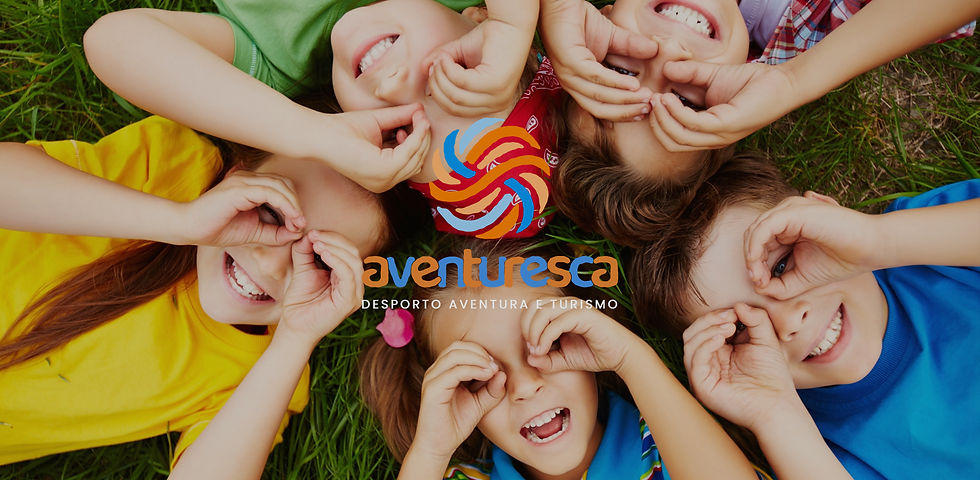 Crianças a brincar ao ar livre, imagem que representa o espírito de aventura da marca Aventuresca.