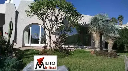 villa con giardino con serramenti in legno Milito infissi istallati