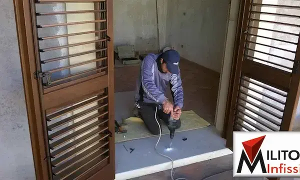 persiana in legno in fase di posa in opera