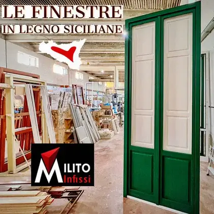Portafinestra verde con scuri in legno - Milito Infissi