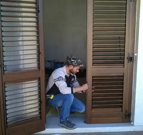 persiana in legno a due ante con lamelle orientabili istallati a casa del cliente