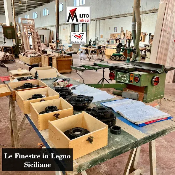 Produzione di serramenti in legno artigianali presso la falegnameria Milito Infissi in Sicilia.
