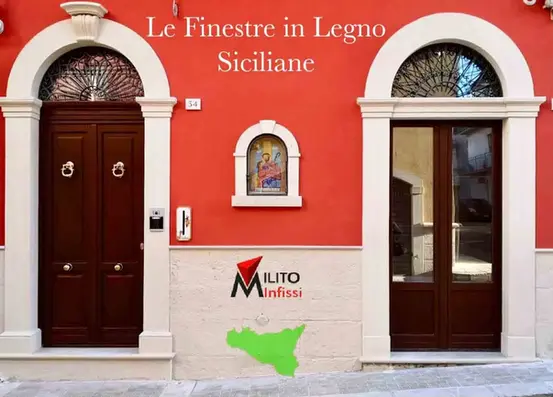 Portone con battenti e portafinestra con scuri in stile siciliano