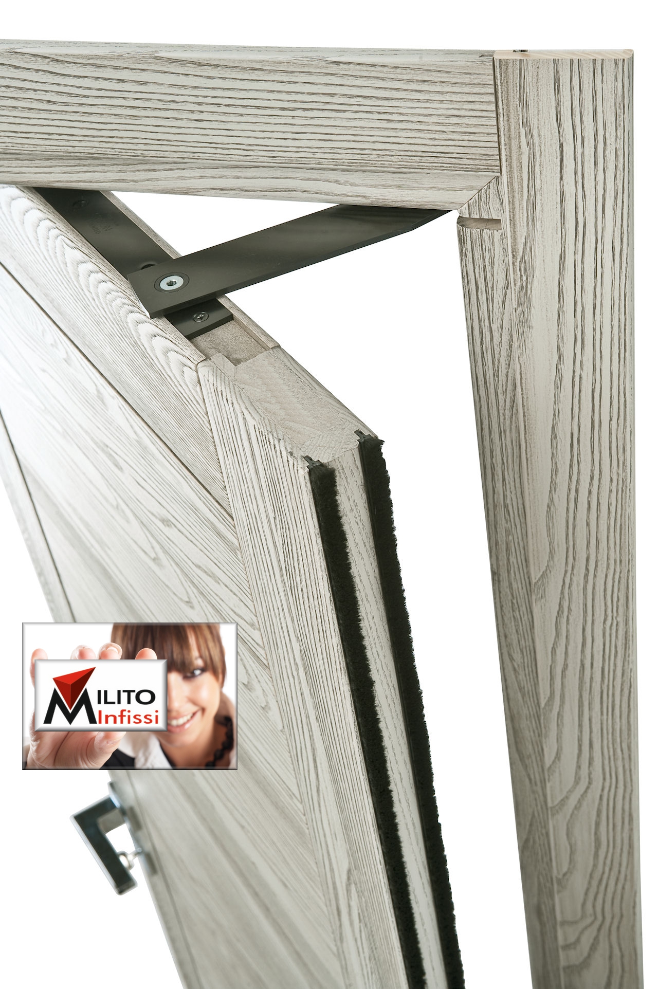 particolare porta in legno rototlaslante