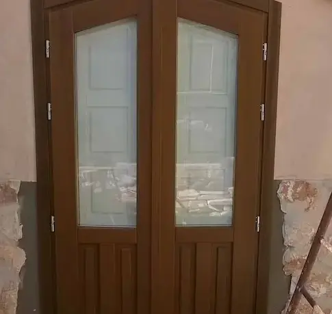 porta finestra trapezoidale con scuretti in legno a fine istallazione