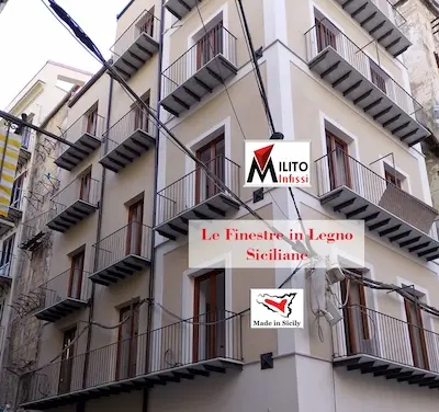 Dettaglio angolare dei balconi e serramenti in legno Milito Infissi nel centro storico di Palermo