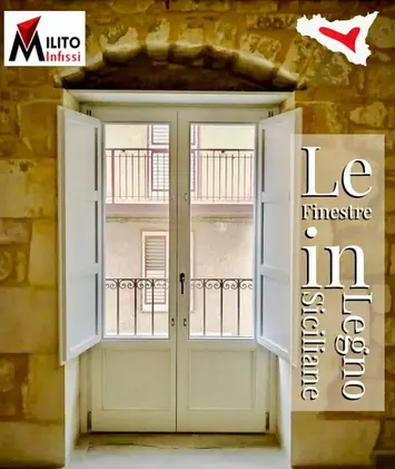 Finestra con balcone e scuri in legno - Milito Infissi