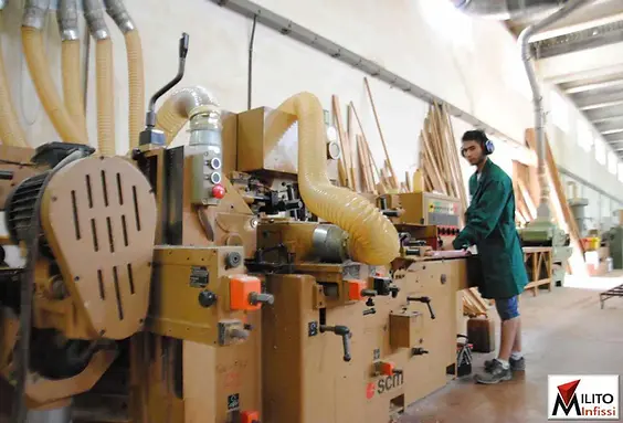 fase di lavorazione di serramenti in legno con prezzo di fabbrica