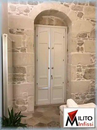Porta d'ingresso con scuri in legno - Milito Infissi
