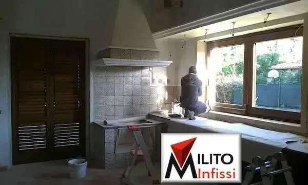 finestra scorrevole in cucina sopra il lavabo istallata