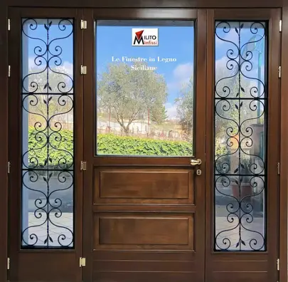 porta finestra in legno con ferro battuto