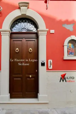 Portone con pomoli e battenti