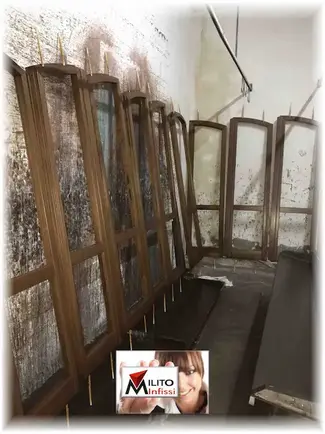 Fase di impregnatura tradizionale infissi in legno