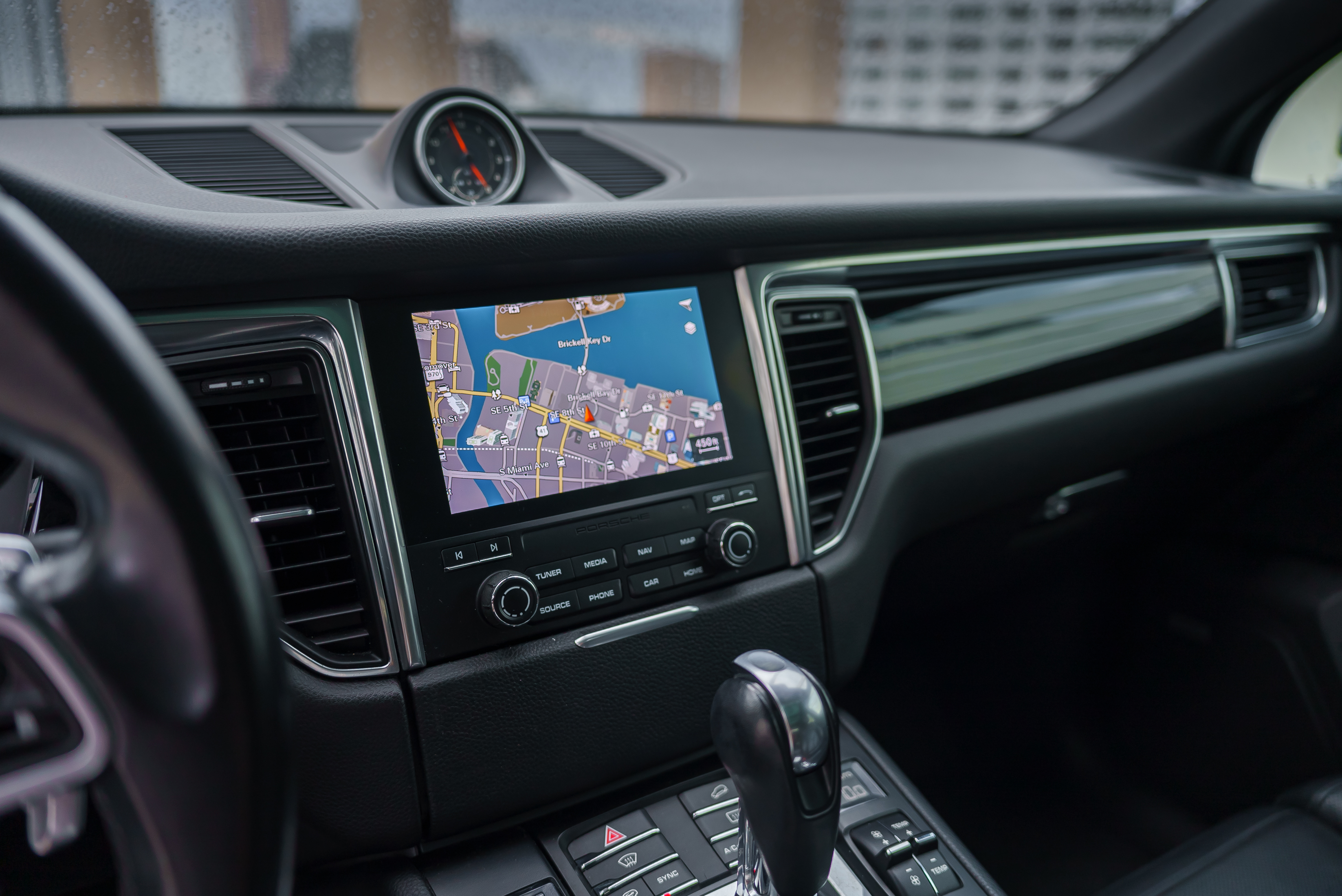 Porsche Macan, view 3