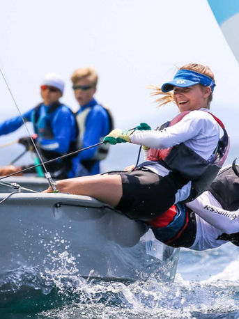 RS Feva, genç yelkenciler için uluslararası düzeyde kabul gören, güvenli ve dinamik bir yelken sınıfıdır. Hem tek kişilik hem de çift kişilik kullanım imkânı sunar; bu da ekip çalışması ve bireysel becerilerin birlikte gelişmesini sağlar.

Eğitim İçeriği:
Temel yelken bilgisi ve güvenlik kuralları

Rüzgâr yönü ve tekne kontrolü

Dönüşler, duruşlar ve manevra teknikleri

Çift kişilik koordinasyon çalışmaları

Denizci disiplini ve ekip ruhu

Hedef:
Katılımcılarımızın denizcilik kültürüyle tanışmasını, özgüven kazanmalarını ve ileri düzey yelken eğitimlerine sağlam bir temel oluşturmasını amaçlıyoruz.