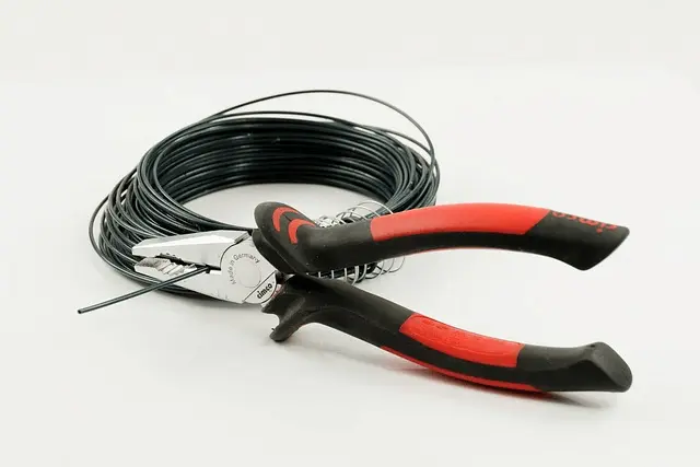 Pliers cutting wire