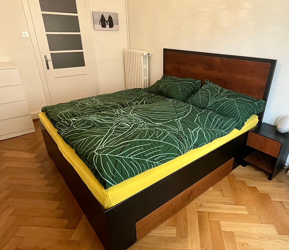 Bett in Stahl und Eiche
