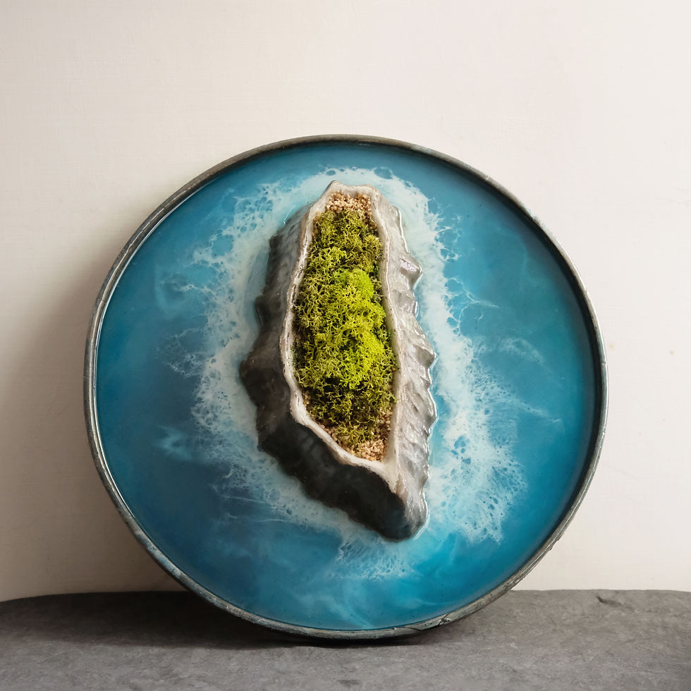 手作海島藝術作品,象徵仰式漂浮中的內在探索與平靜 Handcrafted island art symbolizing inner exploration and calm in the Floating Backwards spirit