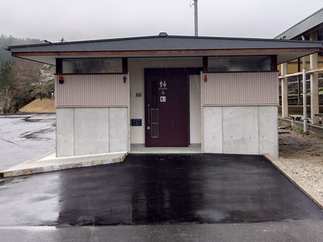 ひとつばたご広場横の屋外トイレ完成