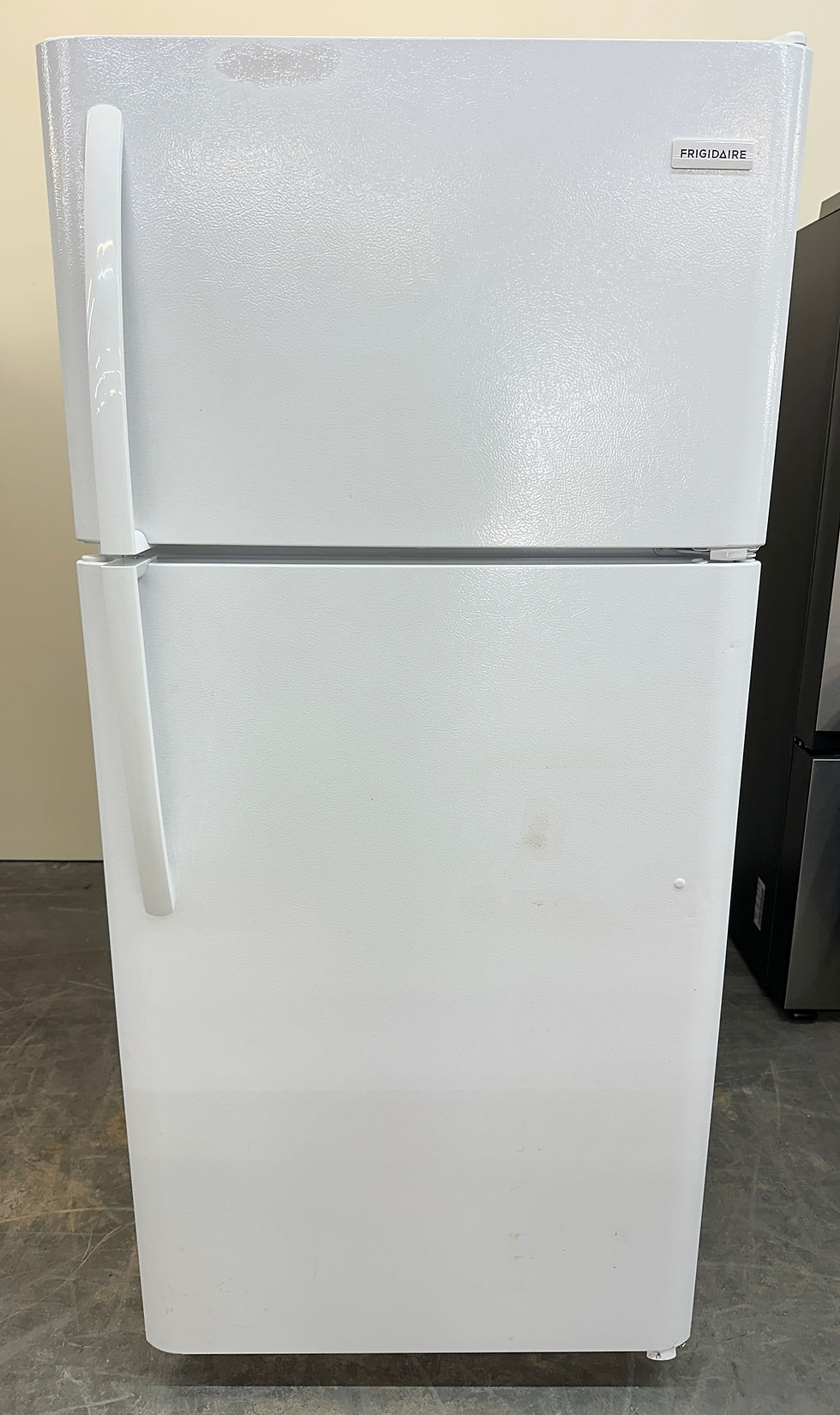 Frigidaire Refurbished Top Freezer Refrigerator 18 cuft Irving 6569