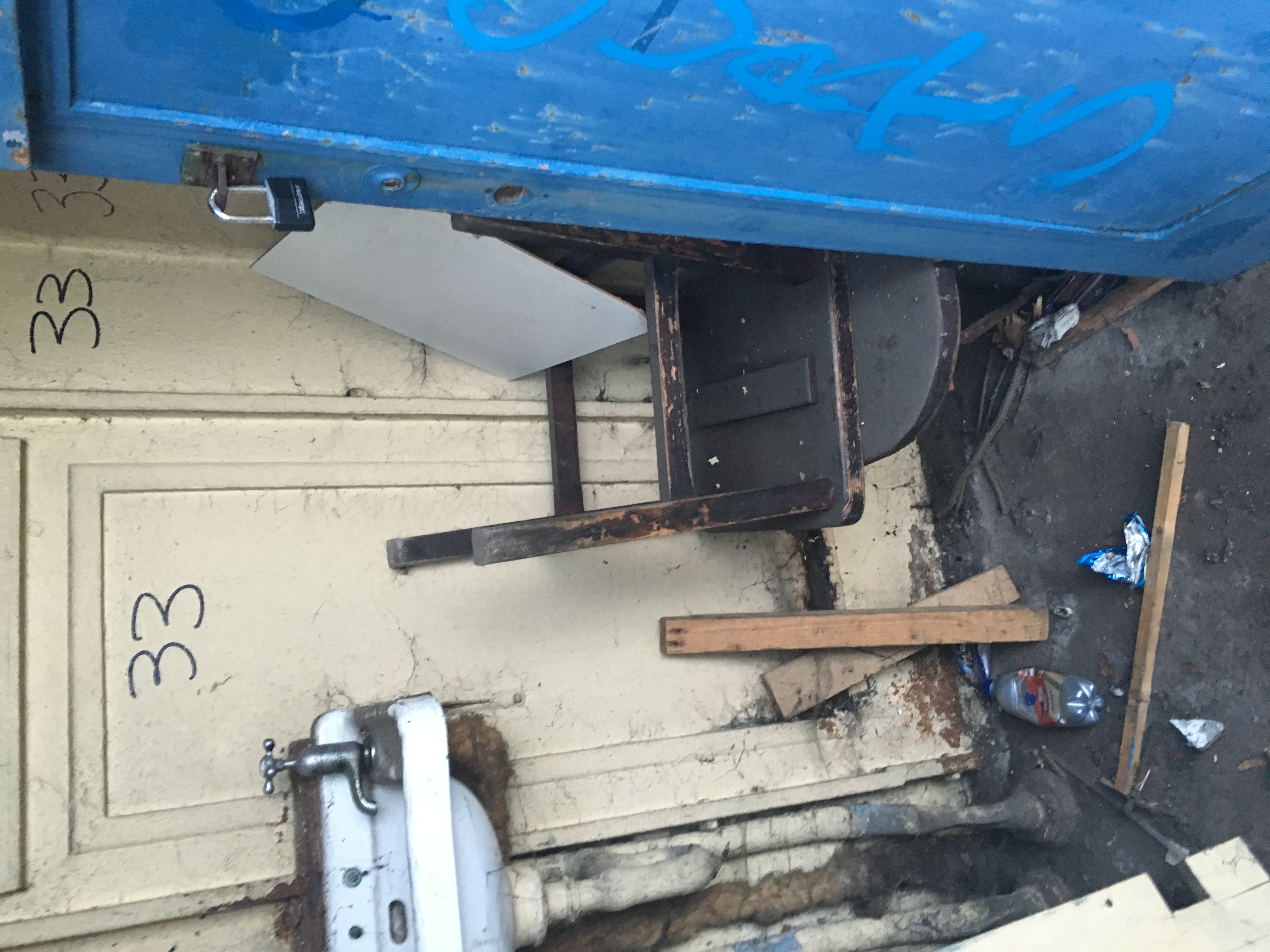 Sink, stool and a lot of stoor