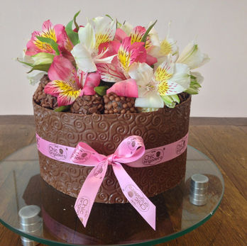 Dressed cake com brigadeiros e flores Chic Brigadeiro
