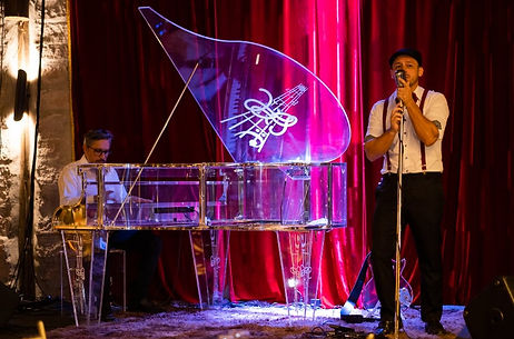 Duo de cantor e pianista Piano de Cristal no evento Ceia de Natal em Gramado, evento realizado pela empresa Organizar Eventos