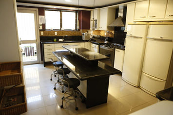 Cozinha do Residencial Geriátrico Alliance Sênior em Porto Alegre, bairro Três Figueiras. 
