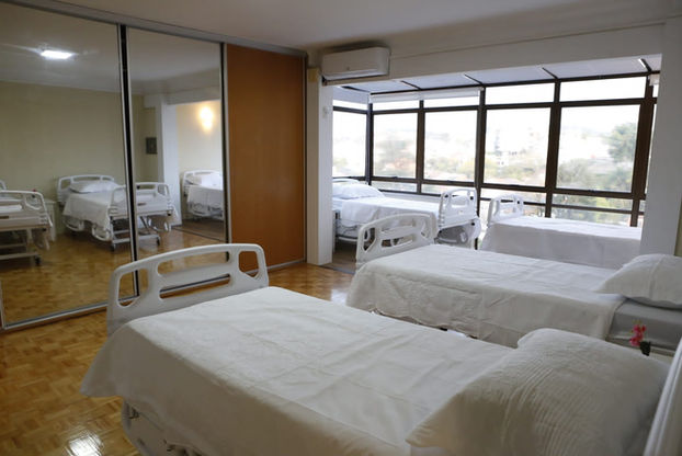 Quarto do Residencial Geriátrico Alliance Sênior em Porto Alegre, bairro Três Figueiras. 