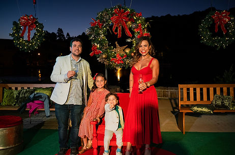 Família que participou da Ceia de Natal em Gramado tirando fotos, evento realizado pela Organizar Eventos