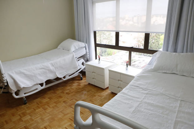 Quarto do Residencial Geriátrico Alliance Sênior em Porto Alegre, bairro Três Figueiras. 