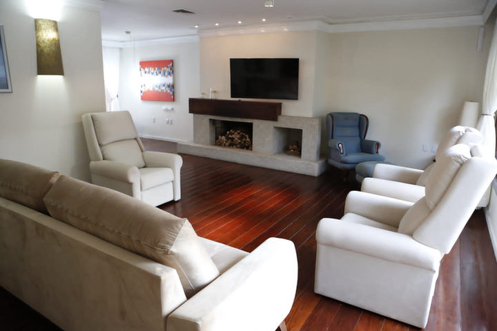 Sala de Convívio do Residencial Geriátrico Alliance Sênior em Porto Alegre, bairro Três Figueiras. 