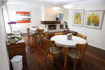 Sala de Jantar e Almoço do Residencial Geriátrico Alliance Sênior em Porto Alegre, bairro Três Figueiras. 