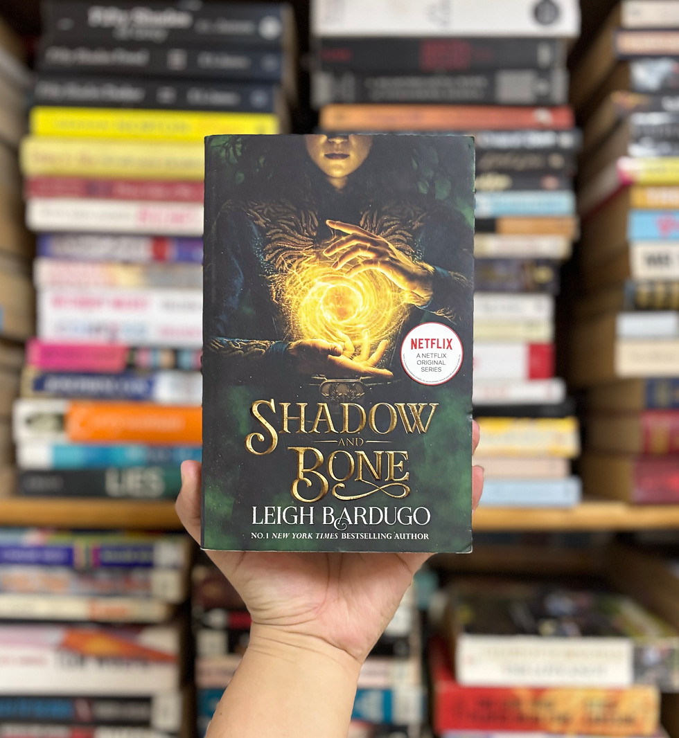 Shadow and Bone (The Shadow and Bone Trilogy, 1)