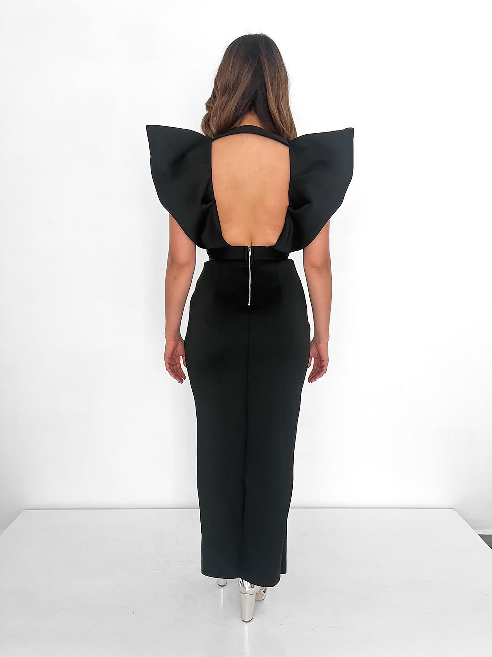 Miniatura: Vestido negro corte V