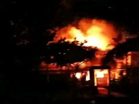 Pobladores incendian sede policial en Livingston, Izabal.