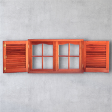 Ventana de madera de dos hojas centrales con vidrio repartido y dos celosías laterales batientes. Diseño clásico para ventilación y privacidad.