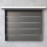 Portón de garaje de chapa inyectada Modelo P. 480. Diseño moderno gris con cinco apliques horizontales metálicos.
