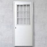 Puerta de chapa de seguridad Modelo 2001 con paño de vidrio repartido. Puerta de frente inyectada con poliuretano expandido para máxima luminosidad.