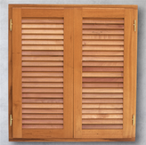 Celosía con tablillas fijas de madera.