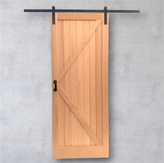 Puerta colgante corrediza de madera Okumé estilo granero con refuerzo diagonal. Incluye herrajes.