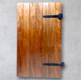 Postigón Bariloche de tablillas ciegas o tablero para cerramiento total