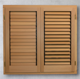 Postigón de madera regulable de dos hojas. Color natural con láminas móviles (celosías) para control de luz y ventilación.