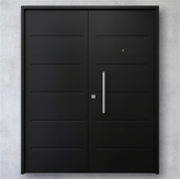 Puerta de seguridad doble de chapa inyectada Modelo P. 42. Diseño moderno negro con franjas horizontales. Acceso principal robusto y ciego.