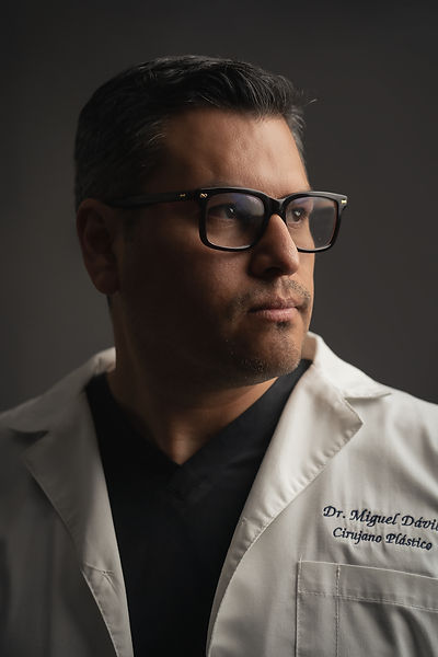Dr. Miguel Davila, cirujano plastico, especialista en rinoplastia y cirugia plastica facial en lima peru