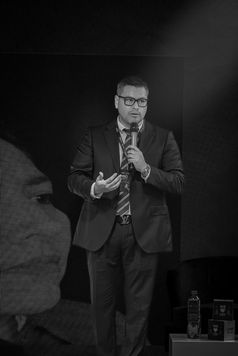 Dr. Miguel Davila cirujano plastico experto en rinoplastia ultrasonica lima peru